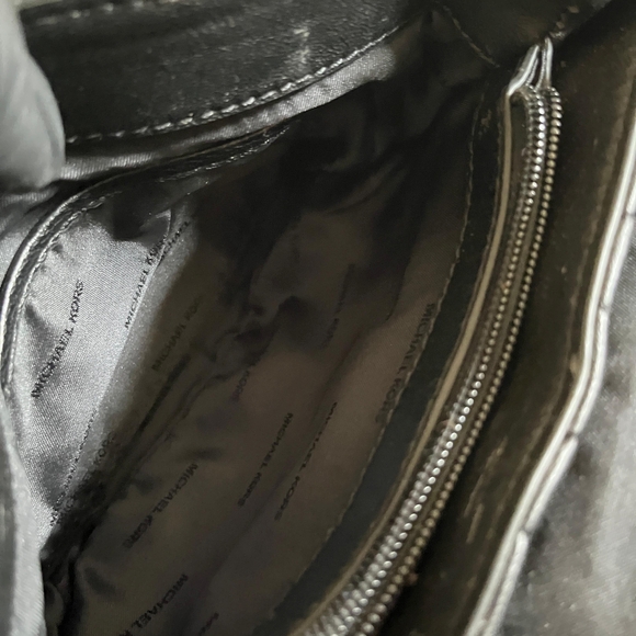 Elegant Black Leather Bag with Gold Chain - Picture 7 of 11